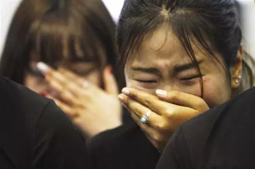 女兒結婚,母親要房要車要彩禮,半年後,母親跪下求女兒原諒