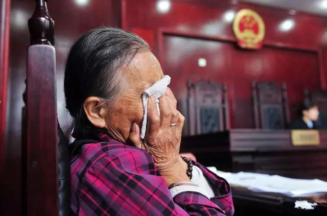 女兒結婚,母親要房要車要彩禮,半年後,母親跪下求女兒原諒