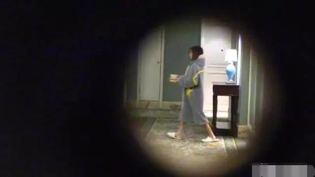 第三錘!張丹峰畢瀅酒店再同屋7小時,畢瀅穿睡袍儼然女主人姿態!