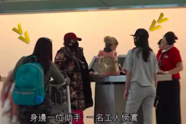 賭王女兒何超盈挺孕肚「搬家」到美國陪夫產子,需用輪椅推著行走!
