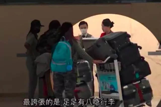 賭王女兒何超盈挺孕肚「搬家」到美國陪夫產子,需用輪椅推著行走!