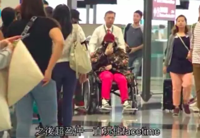 賭王女兒何超盈挺孕肚「搬家」到美國陪夫產子,需用輪椅推著行走!