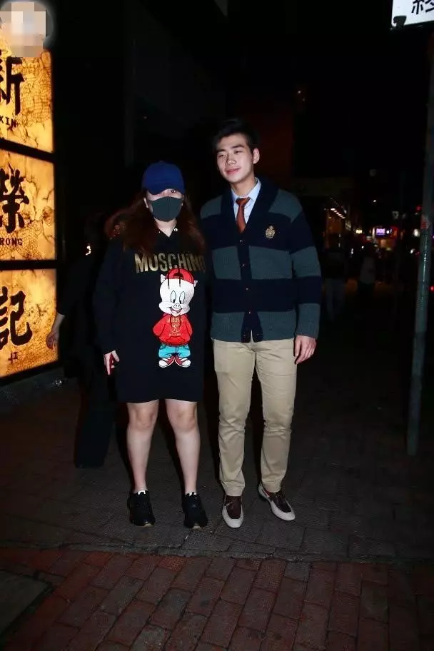 賭王女兒何超盈挺孕肚「搬家」到美國陪夫產子,需用輪椅推著行走!