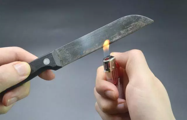 刀放在打火機上烤一烤,解決困擾大家的一個難題,學會了一生受用