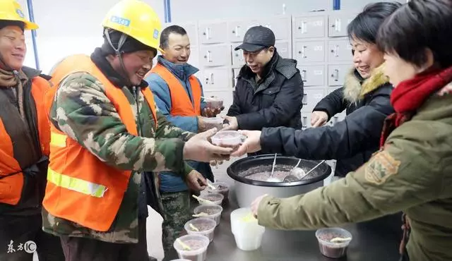 農民工吃飯忘帶錢,大堂經理上來就是一頓打,老闆跑來傻了