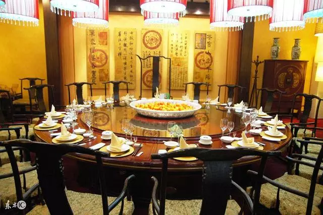 農民工吃飯忘帶錢,大堂經理上來就是一頓打,老闆跑來傻了