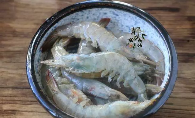 春節家宴不能沒這道「蒜蓉粉絲蝦」,蒜蓉秘制調汁,鮮的流口水 ,有顏值上檔次。。