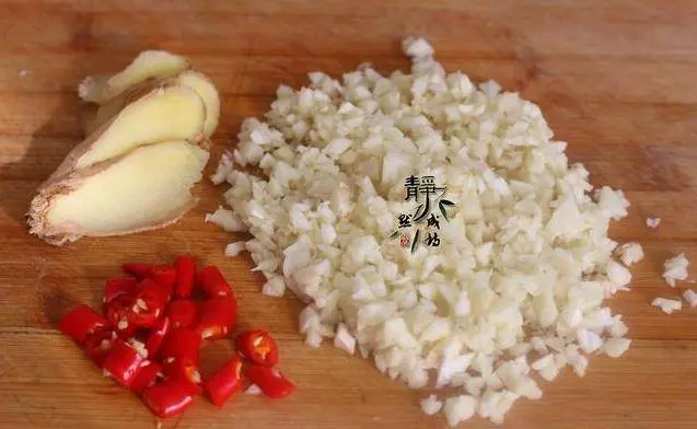 春節家宴不能沒這道「蒜蓉粉絲蝦」,蒜蓉秘制調汁,鮮的流口水 ,有顏值上檔次。。