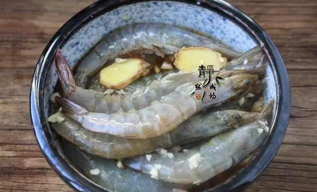 春節家宴不能沒這道「蒜蓉粉絲蝦」,蒜蓉秘制調汁,鮮的流口水 ,有顏值上檔次。。