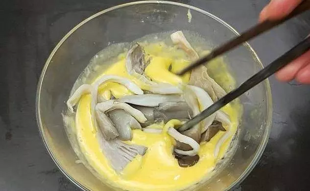手把手教你炸蘑菇,金黃酥脆,不油膩,比街邊賣的好吃多了!!