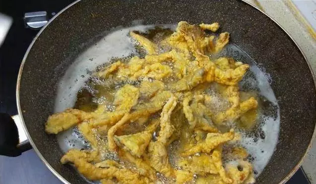 手把手教你炸蘑菇,金黃酥脆,不油膩,比街邊賣的好吃多了!!