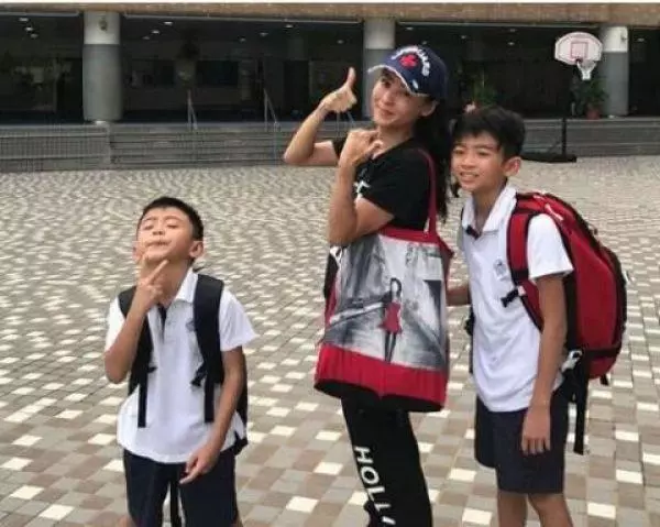 李英愛8歲女兒近照曝光,小時候是萌寶寶,長大後就成了小仙女