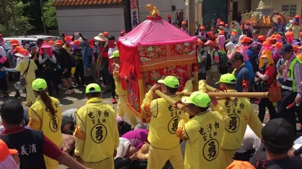 白沙屯媽祖繞境「選民宅當休息站」場面超浩大 屋主驚喊:「昨天就有夢到」