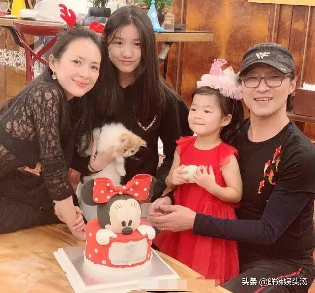 章子怡曬和3歲女兒同框照,跪地爭吃棉花糖,汪峰轉發盡顯甜蜜!