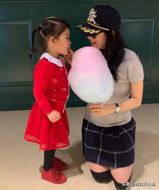 章子怡曬和3歲女兒同框照,跪地爭吃棉花糖,汪峰轉發盡顯甜蜜!