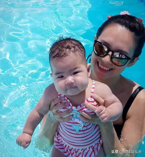 章子怡曬和3歲女兒同框照,跪地爭吃棉花糖,汪峰轉發盡顯甜蜜!