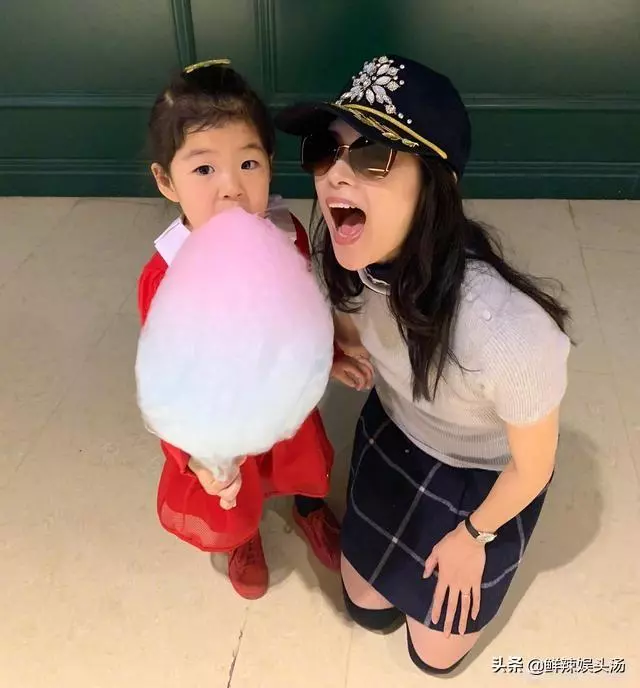 章子怡曬和3歲女兒同框照,跪地爭吃棉花糖,汪峰轉發盡顯甜蜜!