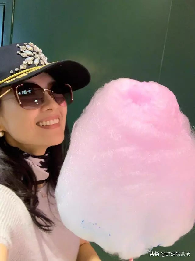 章子怡曬和3歲女兒同框照,跪地爭吃棉花糖,汪峰轉發盡顯甜蜜!