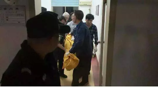 爸爸講電話 遺了她 4歲女關車內高溫9小時枉死 | 中國報 China Press