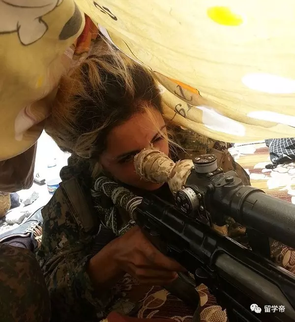 22歲女狙擊手獨自殺死100名ISIS,他們懸賞3000萬想抓她當性奴!沒想到她剛回國卻慘被···