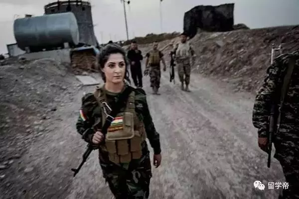 22歲女狙擊手獨自殺死100名ISIS,他們懸賞3000萬想抓她當性奴!沒想到她剛回國卻慘被···