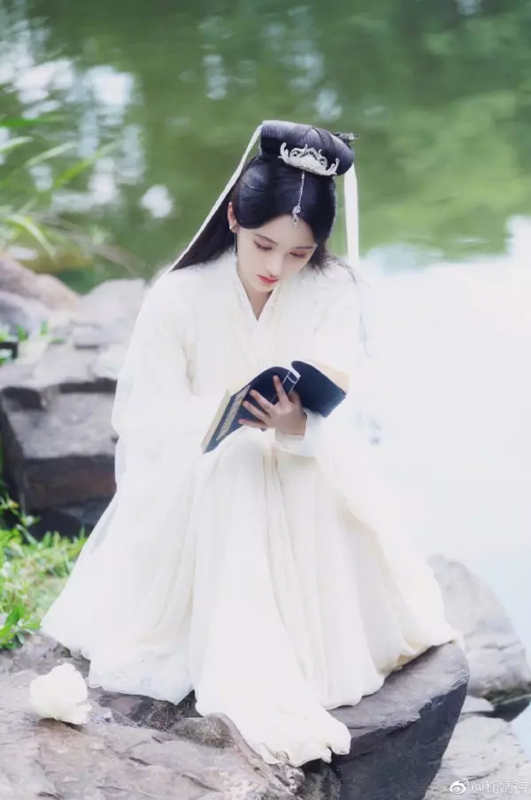 4000年一遇美女!古裝女神「演出最美白蛇」驚艷全網 一抬頭「無瑕臉龐爆紅日本」:仙女下凡❤