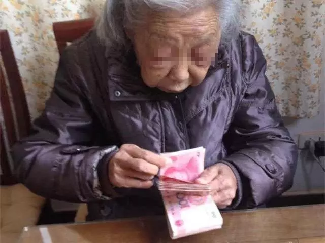 大年初一,婆婆給大嫂一千,只給俺一百,俺轉身就走,回家後蒙了