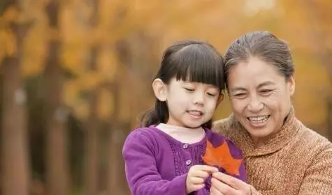 奶奶撿破爛養孫女,婚禮當時奶奶卻沒來,孫女直接說分手吧