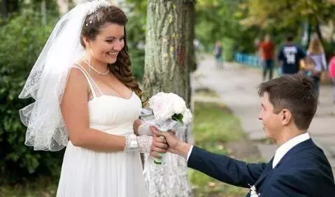 奶奶撿破爛養孫女,婚禮當時奶奶卻沒來,孫女直接說分手吧