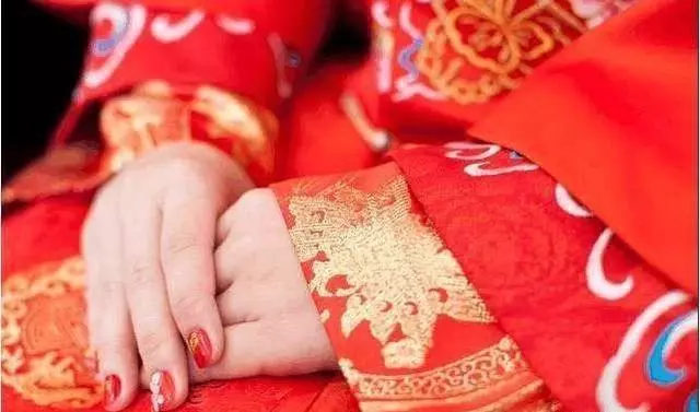 奶奶撿破爛養孫女,婚禮當時奶奶卻沒來,孫女直接說分手吧