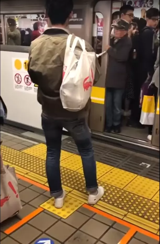 手癢阿伯「故意給電車門夾」1分鐘高達8次 站務員阻止「他動作越來越誇張」網怒:看了就氣