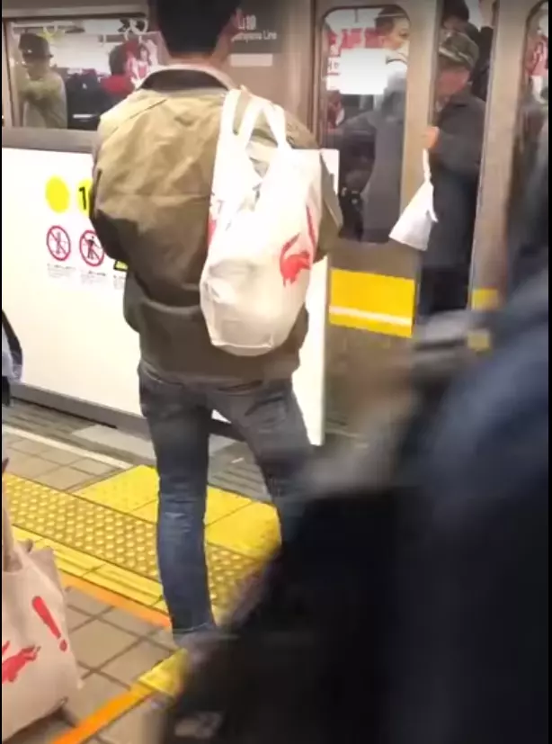 手癢阿伯「故意給電車門夾」1分鐘高達8次 站務員阻止「他動作越來越誇張」網怒:看了就氣