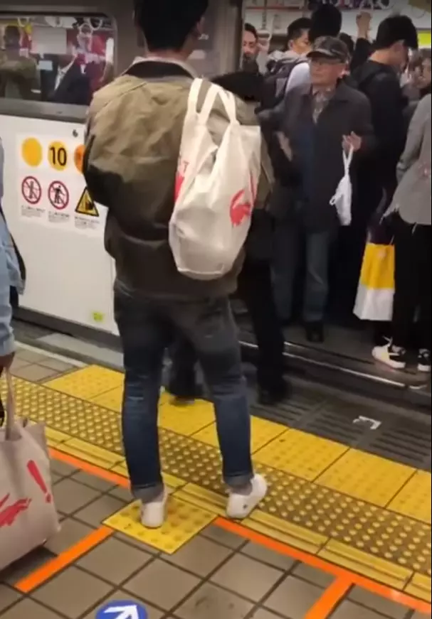 手癢阿伯「故意給電車門夾」1分鐘高達8次 站務員阻止「他動作越來越誇張」網怒:看了就氣
