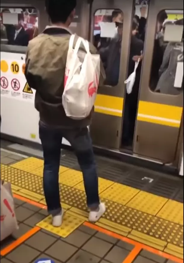手癢阿伯「故意給電車門夾」1分鐘高達8次 站務員阻止「他動作越來越誇張」網怒:看了就氣