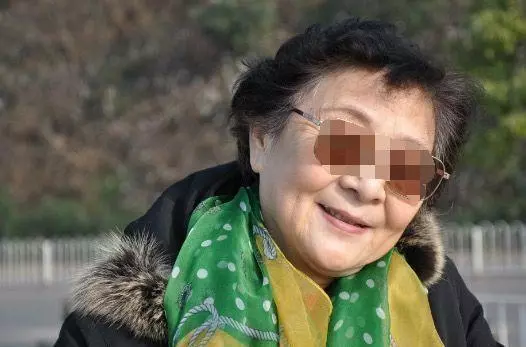 啞巴婆婆炒菜太咸,我去提醒她,可掀開鍋蓋後,我含淚又加三勺鹽