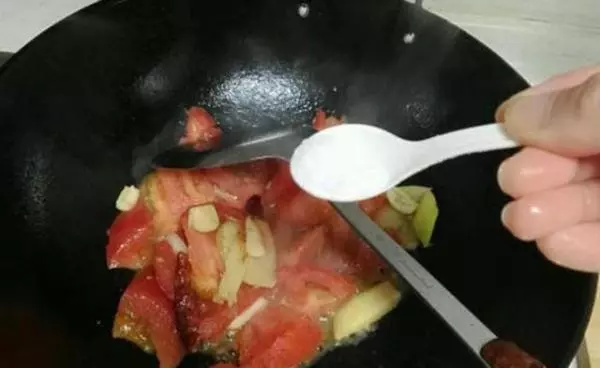 啞巴婆婆炒菜太咸,我去提醒她,可掀開鍋蓋後,我含淚又加三勺鹽