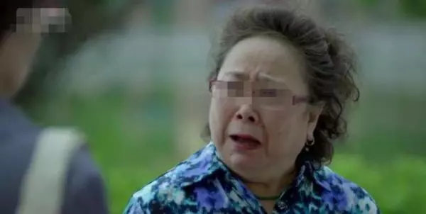 老公病重,婆婆不借一分錢,老公去世她送葬,看到她身後我樂壞了