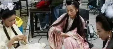 明星片場花絮照,笑到停不下來!原來身中萬箭是這樣拍的 ....