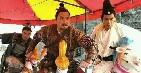 明星片場花絮照,笑到停不下來!原來身中萬箭是這樣拍的 ....