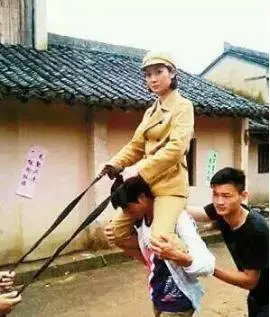 明星片場花絮照,笑到停不下來!原來身中萬箭是這樣拍的 ....