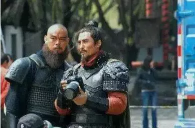 明星片場花絮照,笑到停不下來!原來身中萬箭是這樣拍的 ....