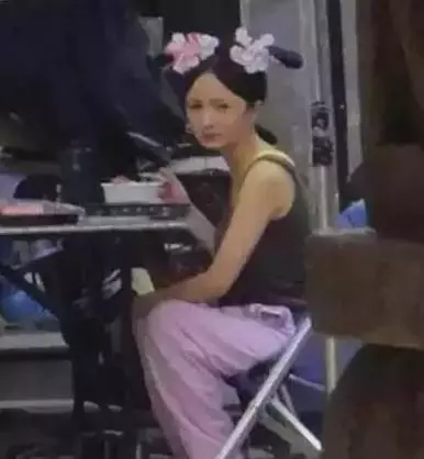 明星片場花絮照,笑到停不下來!原來身中萬箭是這樣拍的 ....