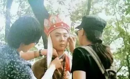 明星片場花絮照,笑到停不下來!原來身中萬箭是這樣拍的 ....
