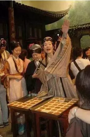 明星片場花絮照,笑到停不下來!原來身中萬箭是這樣拍的 ....
