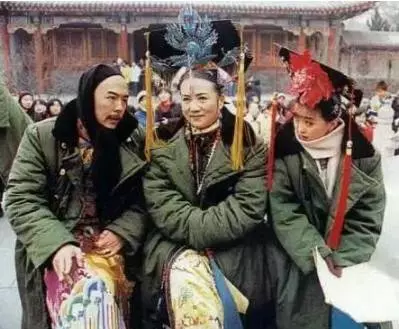 明星片場花絮照,笑到停不下來!原來身中萬箭是這樣拍的 ....