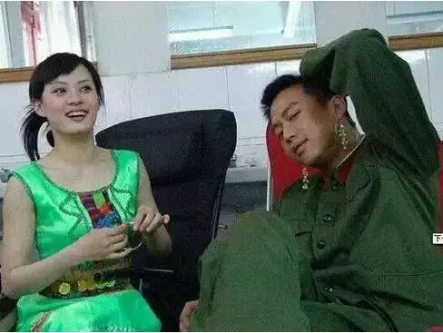 明星片場花絮照,笑到停不下來!原來身中萬箭是這樣拍的 ....