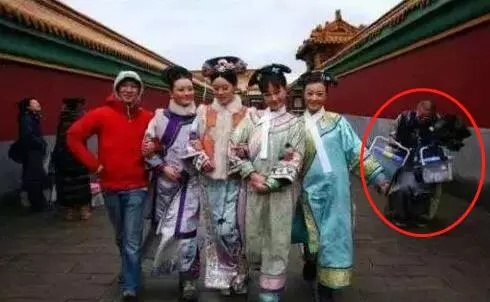 明星片場花絮照,笑到停不下來!原來身中萬箭是這樣拍的 ....