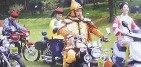 明星片場花絮照,笑到停不下來!原來身中萬箭是這樣拍的 ....