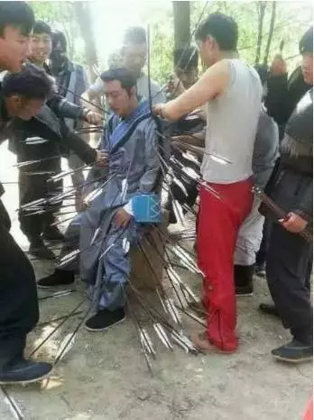 明星片場花絮照,笑到停不下來!原來身中萬箭是這樣拍的 ....