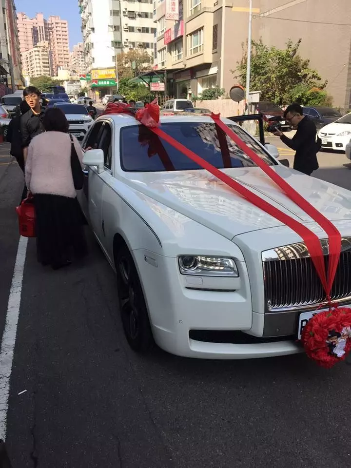 婚禮拚排場!出賣女友妹妹「超正伴娘團」左二小隻馬超Q… 網暴動:求聯絡方式